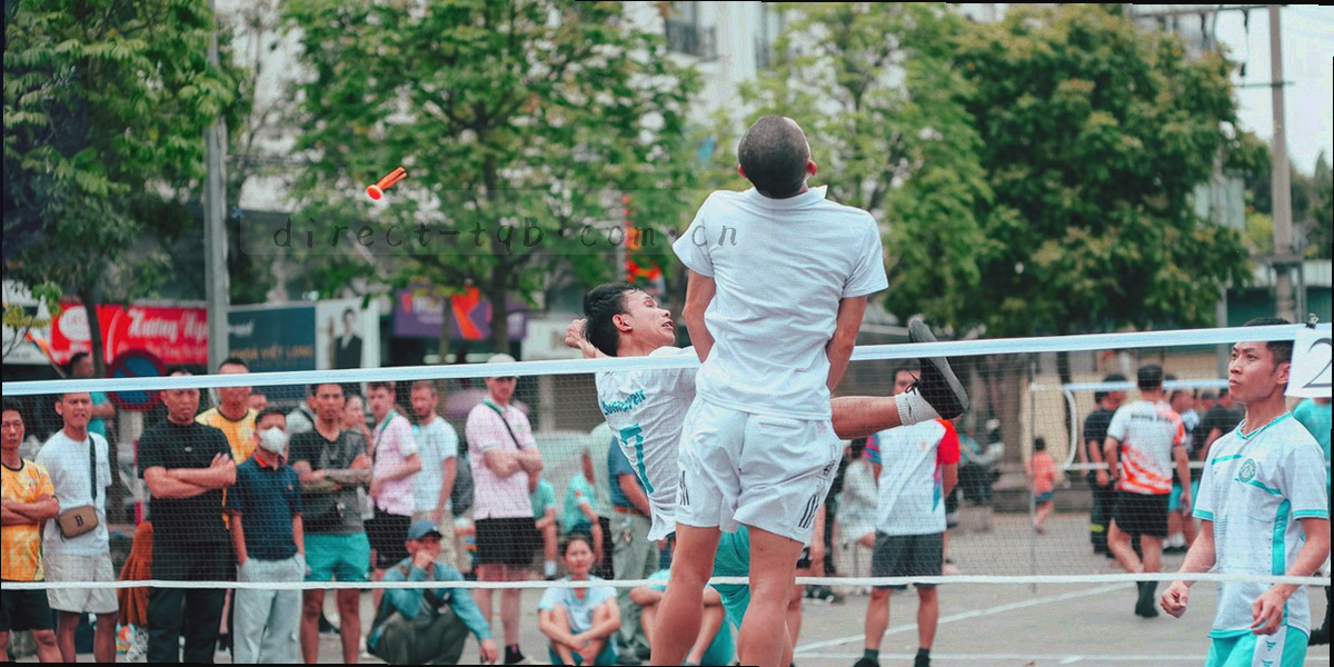 两台设备之间以传输线连接，周围有节点闪烁